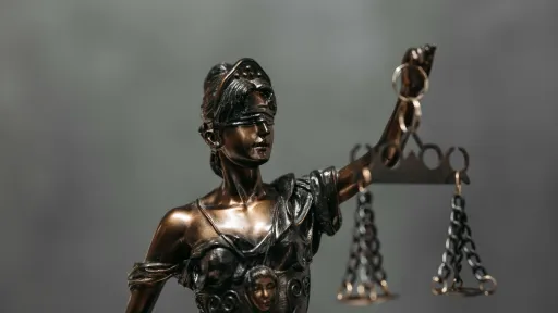 Statuette der Justizia