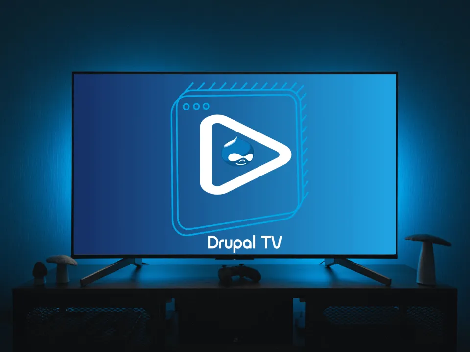 TV in dunklem Raum mit Logo "Drupal TV" auf blauem Bildschirm.